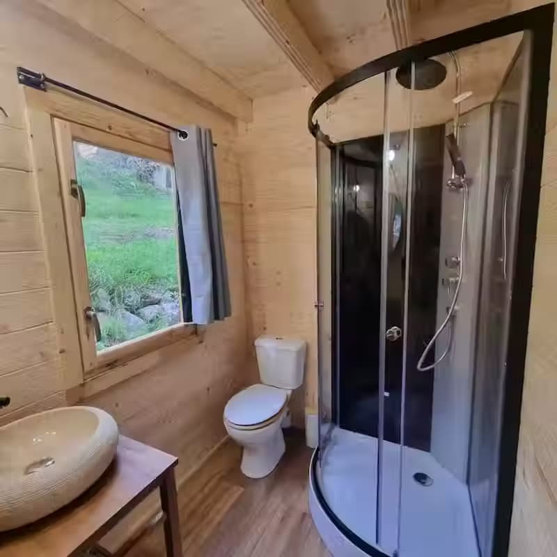 Salle de bain privée avec douche du chalet